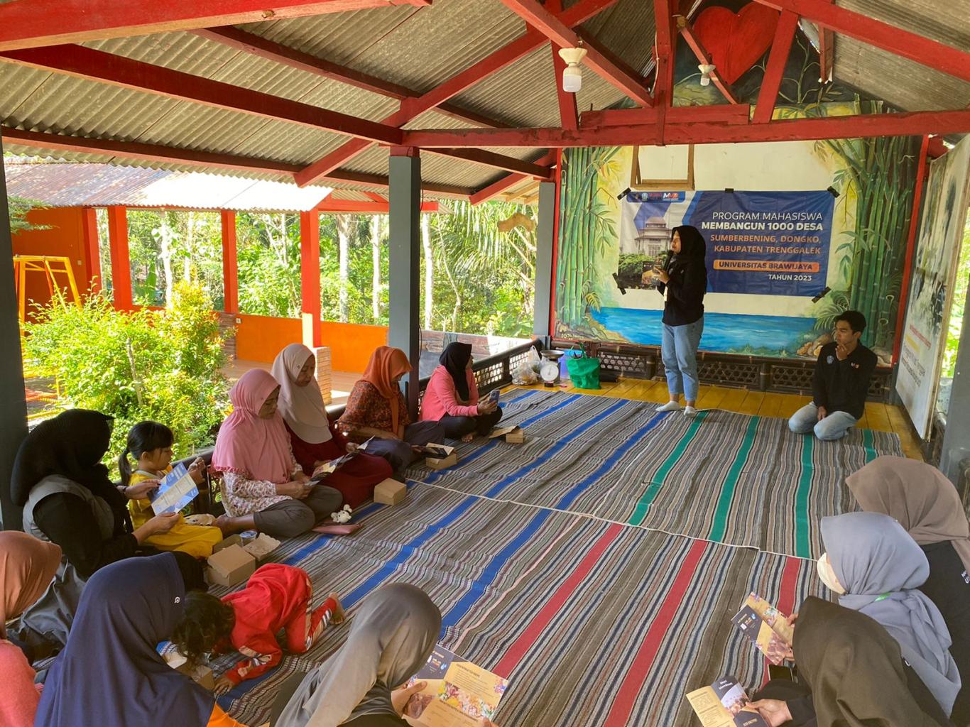 Mewujudkan Desa Bersih dan Berbudaya: Mengedukasi Warga Desa tentang Pelatihan Pembuatan Produk Daur Ulang dari Sampah Anorganik